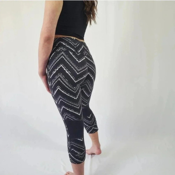 Athleta Zig Zag Relay Capri Leggings - Medium - Picture 8 of 10
